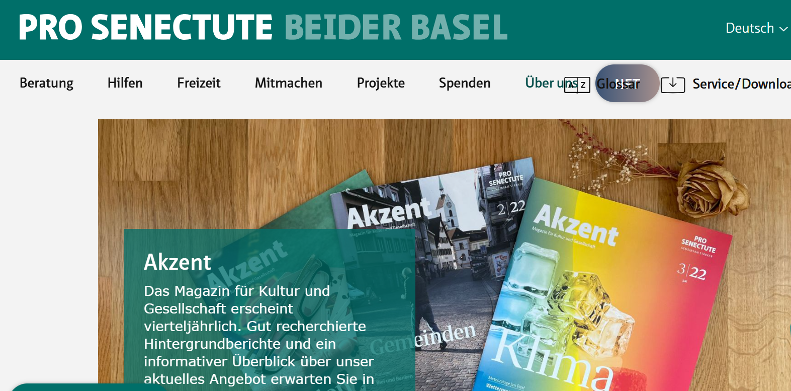 Mann hält Plakat in der Hand